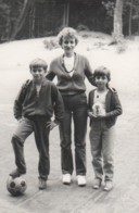 Fot. 4. Łukasz mit Schwester und Mutter, Jahr 1987.
