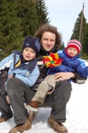 Fot. 10. Zimowe szaleństwo z dziećmi Kubą i Hanią, rok nieznany.