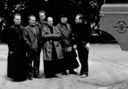 11. Pfarrer Prälat Dominik Kostial in Begleitung von Pfarrer Franciszek Krosman, Jan Kozak, Emil Wójciak. Weitere Personen unbekannt. Fotografie stammt vom Anfang der 60-er Jahre des 20. Jahrhunderts. Foto aus dem Archiv von Grzegorz Jędrasiewicz.