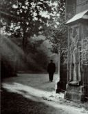 12. Pfarrer Kostial vor dem Hintergrund der Erasmus-und-Pankratius-Pfarrei in Jelenia Góra (Hirschberg). Foto von Wacław Narkiewicz. Foto aus dem Archiv von Grzegorz Jędrasiewicz.