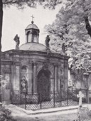 Grobowiec nr 2 (1717) na cmentarzu przy Kościele Łaski w Hirschbergu przed rokiem 1945. Hirschberger Heimatstube in Alfeld; druk jednorazowy.