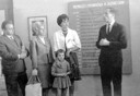 Zbisław Michniewicz - kierownik Muzeum Regionalnego przemawia na otwarciu wystawy 850 lat Jeleniej Góry, 31.08.1958 r. (pierwszy z prawej). Fot. Muzeum Karkonoskie.