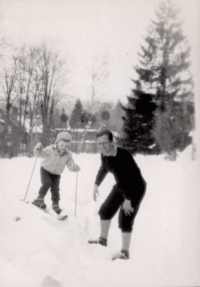 2. Włodzimierz Paszkiewicz z synem Waldemarem, Karpacz - przed budynkiem Klubu Śnieżka, w którym mieszkali, 1958 r.