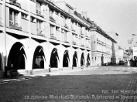 03  Jawor - rynek - lata 1960-1974  Widok wzdłuż pierzei północnej w kierunku wschodnim. W tle ulica Staromiejska (Bieruta).