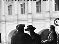 04  Jawor - rynek - lata 1960-1974  Przechodnie pod filarami zachodniej części pierzei północnej. W tle fragment pierzei zachodniej.