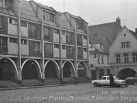 06  Jawor - rynek - lata 1960-1974  Widok na pierzeję wschodniš. Po prawej widoczna narożna kamienica wschodniej części pierzei południowej oraz wyjście w kierunku ulic Klasztornej i Staszica.