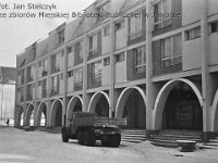 07  Jawor - rynek - lata 1960-1974  Widok na pierzeję wschodniš. W tle widoczny fragment kaplicy św.Barbary przy ulicy Lipowej.