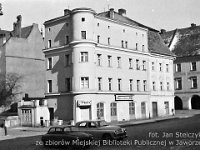 08  Jawor - rynek - lata 1960-1974  Widok na zabudowę śródrynkowš od strony ulicy Staszica. W tle po lewej stronie widoczny fragment ratusza, a po prawej fragment wschodniej części pierzei południowej.
