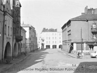 09  Jawor - rynek - lata 1960-1974  Widok wzdłuż pierzei południowej. W tle widoczny fragment pierzei zachodniej. Po prawej stronie fragment budynku teatru.