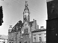 01  Jawor - rynek - lata 1975-1978 - wymiana nawierzchni i oświetlenia  Widok na ratusz od strony ulicy Chrobrego, widoczny fragment teatru miejskiego oraz fragment zachodniej części pierzei północnej i balkony narożnej kamienicy pierzei zachodniej.