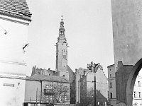 02  Jawor - rynek - lata 1975-1978 - wymiana nawierzchni i oświetlenia  Widok na ratusz od strony ulicy Staszica. W tle po lewej stronie widoczny budynek teatru a przed nim nieistniejący już szalet miejski. Widoczne też fragmenty narożnych budynków wschodniej części pierzei południowej oraz pierzei wschodniej.