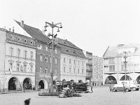 03  Jawor - rynek - lata 1975-1978 - wymiana nawierzchni i oświetlenia  Widok na pierzeję zachodnią oraz fragment zachodniej części pierzei północnej. W tle widoczna ulica Klasztorna.