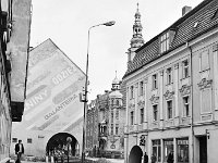 04  Jawor - rynek - lata 1975-1978 - wymiana nawierzchni i oświetlenia  Widok na rynek od strony ulicy Grunwaldzkiej. Widoczne wejście pod filary pierzei północnej oraz narożna kamienica pierzei zachodniej. W tle ratusz.