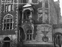 05  Jawor - rynek - lata 1975-1978 - wymiana nawierzchni i oświetlenia  Widok na ratusz od strony północnej. Widoczny herb Jawora oraz wykuszowy balkon.