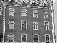 06  Jawor - rynek - lata 1975-1978 - wymiana nawierzchni i oświetlenia  Widok na ratusz od strony ulicy Legnickiej.