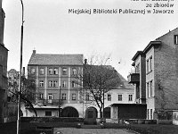 08  Jawor - rynek - lata 1975-1978 - wymiana nawierzchni i oświetlenia  Widok na pomnik upamiętniający tysiąclecie państwa polskiego oraz zwycięstwo nad faszyzmem ufundowany przez mieszkańców Jawora w 1966 roku. W tle widoczna wschodnia część pierzei południowej, a po prawej stronie fragment budynku teatru.