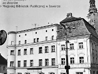 09  Jawor - rynek - lata 1975-1978 - wymiana nawierzchni i oświetlenia  Widok na zabudowę śródrynkową od strony ulicy Staromiejskiej (Bieruta). W tle widoczna wieża ratusza.