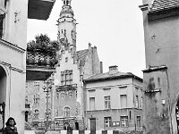 10  Jawor - rynek - lata 1975-1978 - wymiana nawierzchni i oświetlenia  Widok na ratusz od strony ulicy Chrobrego, widoczny fragment teatru miejskiego oraz fragment zachodniej części pierzei północnej i balkony narożnej kamienicy pierzei zachodniej.