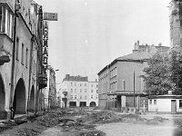 11  Jawor - rynek - lata 1975-1978 - wymiana nawierzchni i oświetlenia  Widok wzdłuż pierzei południowej. W tle widoczny fragment pierzei zachodniej, a po prawej stronie budynek teatru, nieistniejący już szalet miejski i fragment wieży ratuszowej.