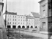 12  Jawor - rynek - lata 1975-1978 - wymiana nawierzchni i oświetlenia  Widok na rynek dolny od strony ulicy Żeromskiego. Po prawej stronie fragment budynku teatru a wtle pierzeja zachodnia.