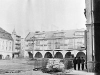 13  Jawor - rynek - lata 1975-1978 - wymiana nawierzchni i oświetlenia  Widok na rynek dolny i zachodnią część pierzei północnej. Po lewej stronie widoczny fragment pierzei zachodniej oraz wyjście w kierunku ulicy Kościelnej. Po prawej fragment budynku teatru.