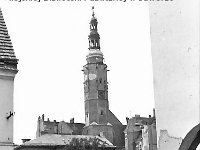 14  Jawor - rynek - lata 1975-1978 - wymiana nawierzchni i oświetlenia  Widok na ratusz od strony ulicy Staszica. W tle po lewej stronie widoczny budynek teatru a przed nim nieistniejący już szalet miejski. Widoczne też fragmenty narożnych budynków wschodniej części pierzei południowej oraz pierzei wschodniej.