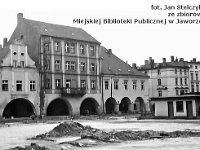 15  Jawor - rynek - lata 1975-1978 - wymiana nawierzchni i oświetlenia  Widok na pierzeję południową. Po prawej stronie widoczny nieistniejący już szalet miejski.