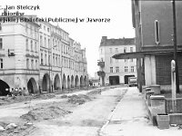 17  Jawor - rynek - lata 1975-1978 - wymiana nawierzchni i oświetlenia  Widok wzdłuż pierzei południowej i budynku teatru. W tle widoczny fragment pierzei zachodniej oraz ulica Zamkowa.