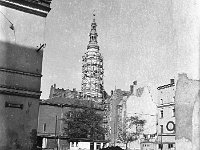 20  Jawor - rynek - lata 1975-1978 - wymiana nawierzchni i oświetlenia  Widok na ratusz od strony ulicy Staszica. W tle po lewej stronie widoczny budynek teatru a przed nim nieistniejący już szalet miejski. Widoczne też fragmenty narożnych budynków wschodniej części pierzei południowej oraz pierzei wschodniej.