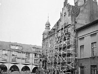 21  Jawor - rynek - lata 1975-1978 - wymiana nawierzchni i oświetlenia  Widok na ratusz od strony południowo-zachodniej. W tle widoczny ragment zachodniej części pierzei północnej.