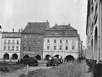 22  Jawor - rynek - lata 1975-1978 - wymiana nawierzchni i oświetlenia  Widok wzdłuż zachodniej części pierzei północnej w kierunku pierzei zachodniej i ulicy Grunwaldzkiej.