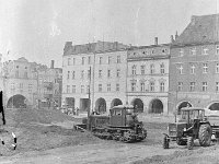 23  Jawor - rynek - lata 1975-1978 - wymiana nawierzchni i oświetlenia  Widok w kierunku pierzei zachodniej oraz wyjścia w stronę ulic Chrobrego i Zamkowej.