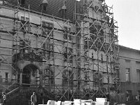 25  Jawor - rynek - lata 1975-1978 - wymiana nawierzchni i oświetlenia  Widok na ratusz od strony zachodniej. Po prawej stronie widoczny fragment budynku teatru.