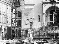 26  Jawor - rynek - lata 1975-1978 - wymiana nawierzchni i oświetlenia  Widok na wejście główne do ratusza od strony zachodniej. W tle po lewej stronie widoczny fragment wschodniej części pierzei północnej.