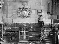 27  Jawor - rynek - lata 1975-1978 - wymiana nawierzchni i oświetlenia  Widok na ratusz od strony północno-zachodniej. Widoczny herb Jawora.