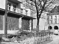 28  Jawor - rynek - lata 1975-1978 - wymiana nawierzchni i oświetlenia  Widok na budynek teatru od strony wschodniej. W tle widoczny fragment wschodniej części pierzei północnej.