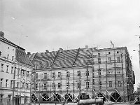 30  Jawor - rynek - lata 1975-1978 - wymiana nawierzchni i oświetlenia  Widok w kierunku wschodniej części pierzei północnej. Po lewej stronie widoczna zabudowa śródrynkowa a po prawej w tle ulica Lipowa.