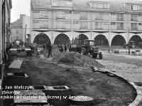 31  Jawor - rynek - lata 1975-1978 - wymiana nawierzchni i oświetlenia  Widok wzdłuż pierzei zachodniej w kierunku zachodniej części pierzei północnej i ulicy Kościelnej.