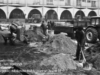 32  Jawor - rynek - lata 1975-1978 - wymiana nawierzchni i oświetlenia  Widok w kierunku zachodniej części pierzei północnej.