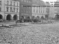 33  Jawor - rynek - lata 1975-1978 - wymiana nawierzchni i oświetlenia  Widok w kierunku pierzei zachodniej i wyjścia w stronę ulic Kościelnej i Grunwaldzkiej. Widoczny też fragment zachodniej części pierzei północnej.