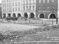 34  Jawor - rynek - lata 1975-1978 - wymiana nawierzchni i oświetlenia  Widok w kierunku pierzei zachodniej i wyjścia w stronę ulic Chrobrego i Zamkowej.