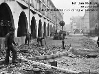 35  Jawor - rynek - lata 1975-1978 - wymiana nawierzchni i oświetlenia  Widok wzdłuż pierzei północnej w kierunku ulicy Staromiejskiej (Bieruta). Po prawej stronie widoczny fragment ratusza oraz zabudowań śródrynkowych oraz w tle pierzei wschodniej.