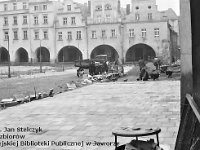 37  Jawor - rynek - lata 1975-1978 - wymiana nawierzchni i oświetlenia  Widok w kierunku zachodniej części pierzei południowej. Po prawej stronie widoczne wyjście w kierunku ulicy Chrobrego.