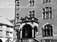 24  Jawor - rynek - lata 1979-1989  Widok od strony pólnocno-zachodniej na wejście główne do ratusza. W tle widoczny fragment zachodniej części pierzei północnej.