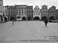 33  Jawor - rynek - lata 1979-1989  Widok na zachodnią część pierzei południowej.