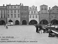 34  Jawor - rynek - lata 1979-1989  Widok na zachodnią część pierzei południowej.