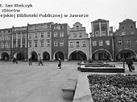 35  Jawor - rynek - lata 1979-1989  Widok na zachodnią część pierzei południowej.