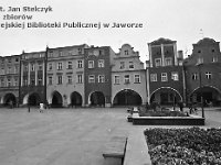 36  Jawor - rynek - lata 1979-1989  Widok na zachodnią część pierzei południowej.