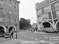 45  Jawor - rynek - lata 1979-1989  Widok na wyjście w stronę ulic Staromiejskiej (Bieruta) i Lipowej. Widoczne fragmenty wschodniej części pierzei północnej oraz pierzei wschodniej. W tle widoczna wieża ciśnień przy placu Seniora.
