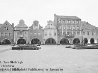 47  Jawor - rynek - lata 1979-1989  Widok na wschodnią część pierzei południowej.